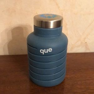 NWT QUE The Collapsable Bottle eco friendly traveler midnight blue